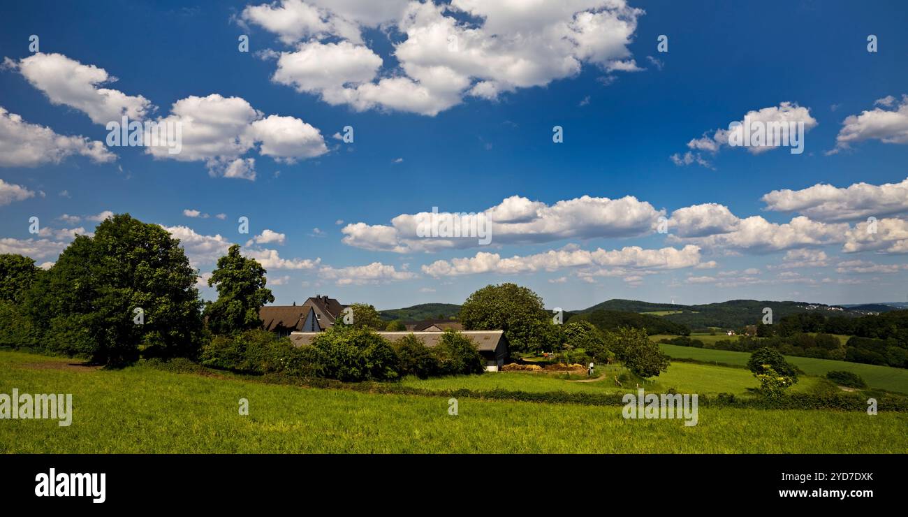 Paesaggio collinare con fattoria, cielo blu e nuvole, Wetter (Ruhr), regione della Ruhr, Germania, Europa Foto Stock