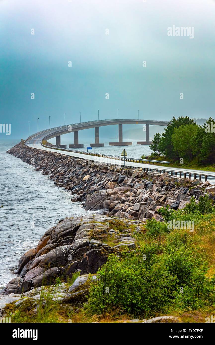 Atlantic Road: La strada più bella del mondo. Norvegia. Freddo e tempestoso giorno di luglio. Ponte panoramico sull'oceano. Piove sopra il famoso ponte in Th Foto Stock