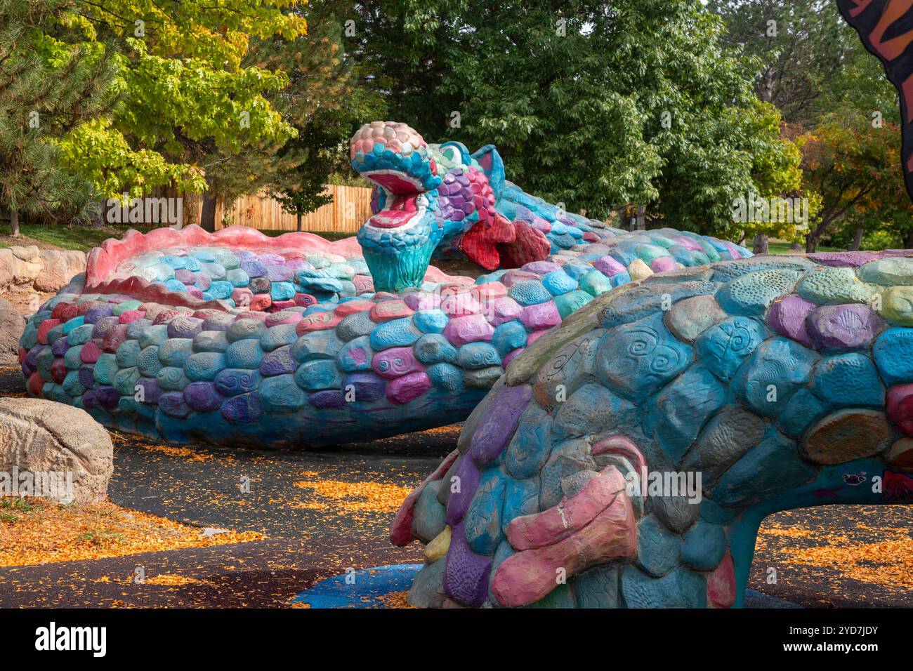 Arvada, Colorado - Serpenti per bambini per giocare nel parco di sculture interattivo dell'Arvada Center for the Arts and Humanities. Foto Stock