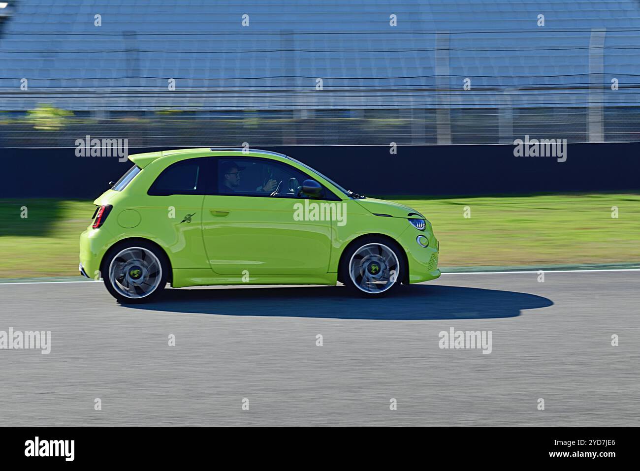25.10.2024 e Testival Fiat 500 Abarth als Testfahrzeug auf dem Hockenheimring, im Rahmen des eTestival 2024. Hier hönnen verschiedenste Elektofahrzeuge getestet werden. Weitere Aussteller informierten über das Angebot an Ladeinfrastruktur und alle Facetten der e-mobilität. Hockenheim Hockenheimring Baden Württemberg Deutschland *** 25 10 2024 e Testival Fiat 500 Abarth come veicolo di prova presso l'Hockenheimring, come parte dell'eTestival 2024 è possibile testare un'ampia varietà di veicoli elettrici qui altri espositori hanno fornito informazioni sulla gamma delle infrastrutture di ricarica e su tutte le sfaccettature di e-m Foto Stock