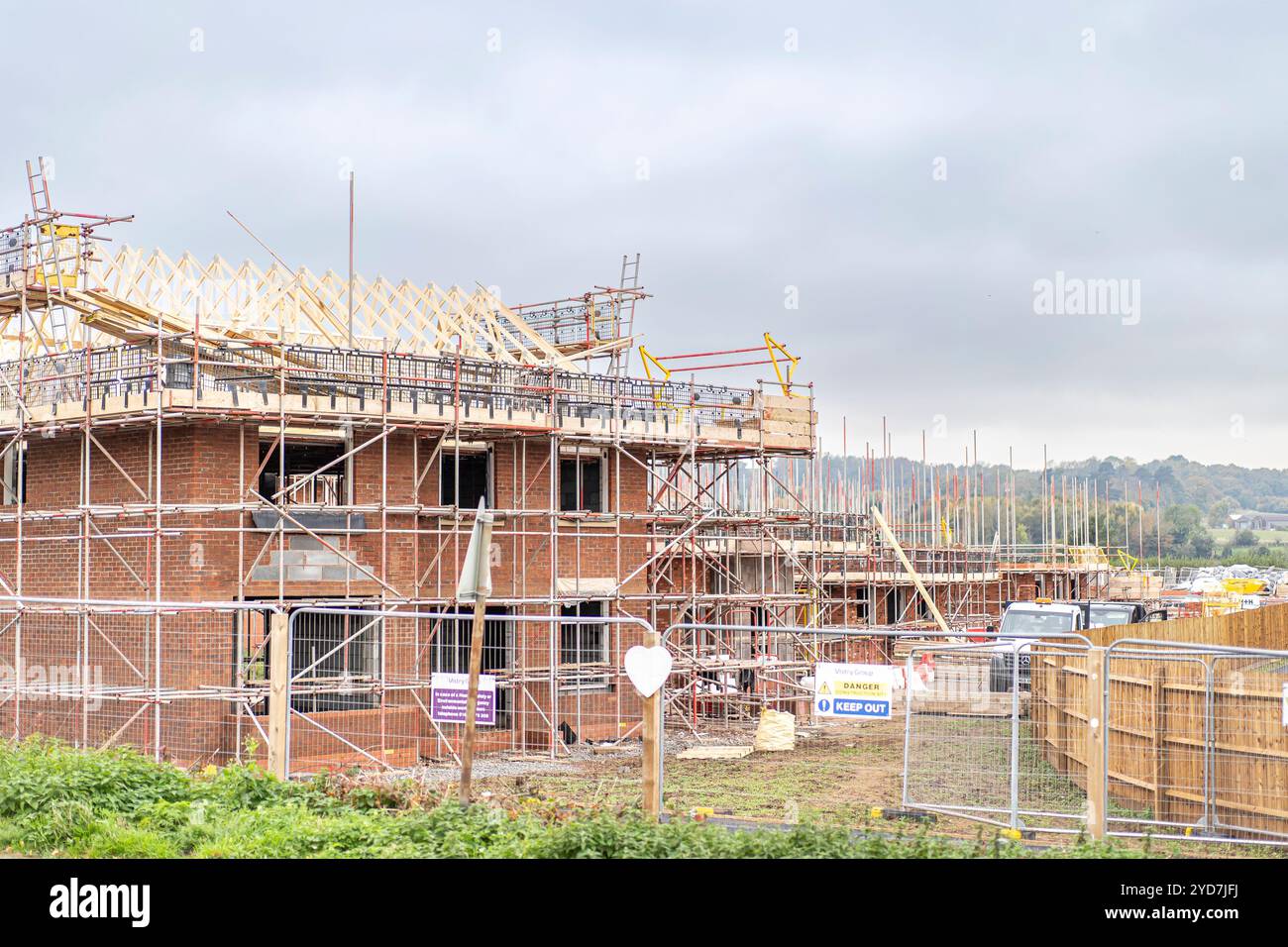 Casa di nuova costruzione su un cantiere con impalcatura, Regno Unito. Foto Stock
