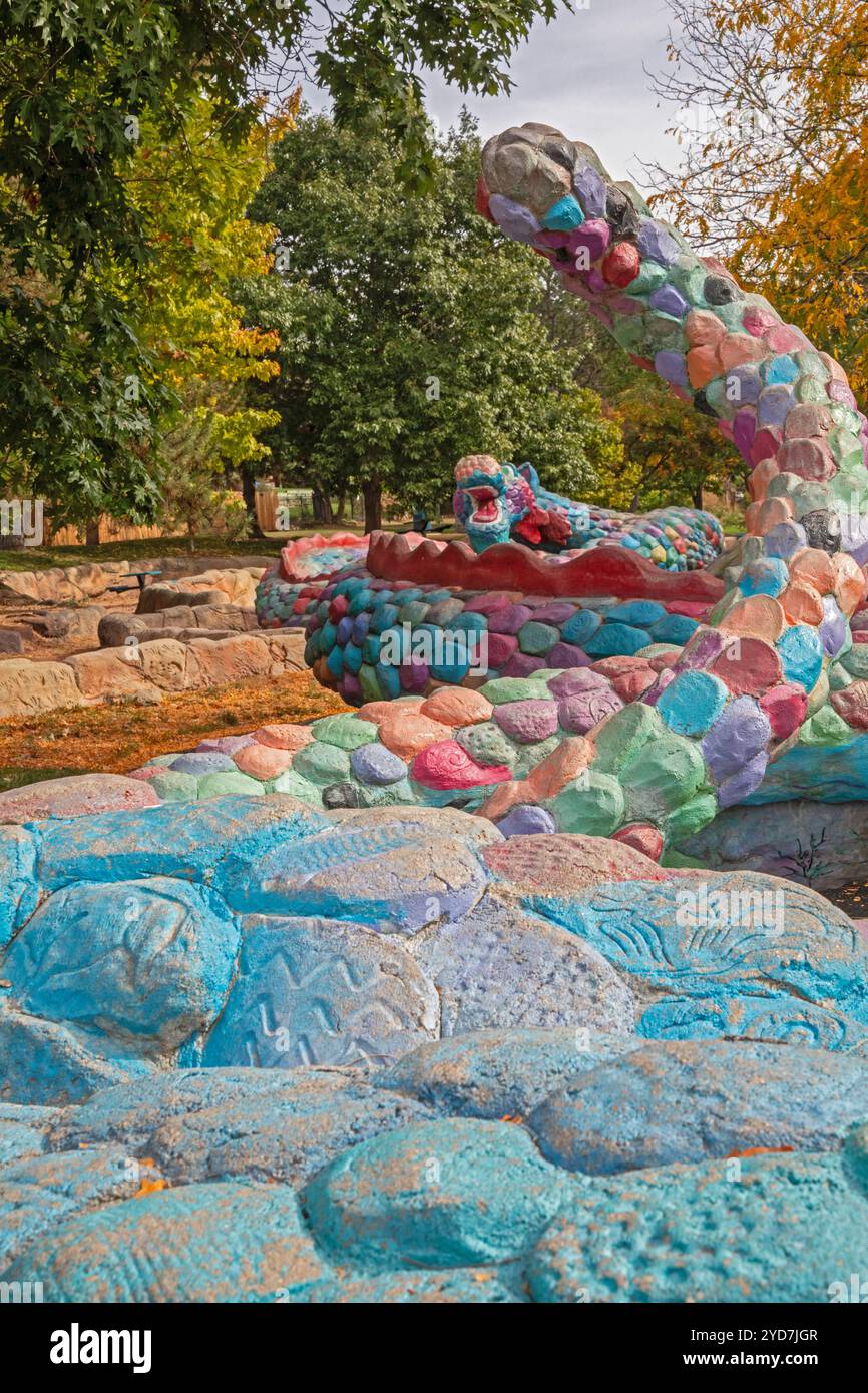 Arvada, Colorado - Serpenti per bambini per giocare nel parco di sculture interattivo dell'Arvada Center for the Arts and Humanities. Foto Stock