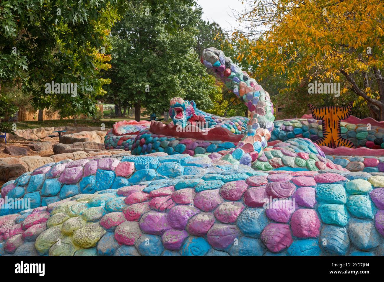 Arvada, Colorado - Serpenti per bambini per giocare nel parco di sculture interattivo dell'Arvada Center for the Arts and Humanities. Foto Stock