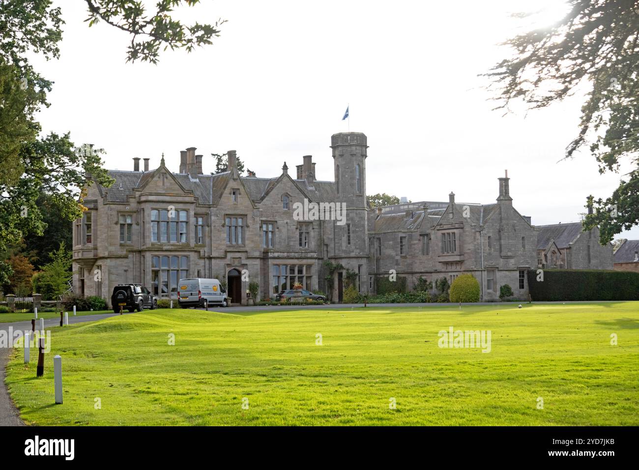 Facciata della casa padronale che è il pezzo centrale dell'hotel e spa SCHLOSS Roxburghe vicino a Kelso, Scozia. Foto Stock