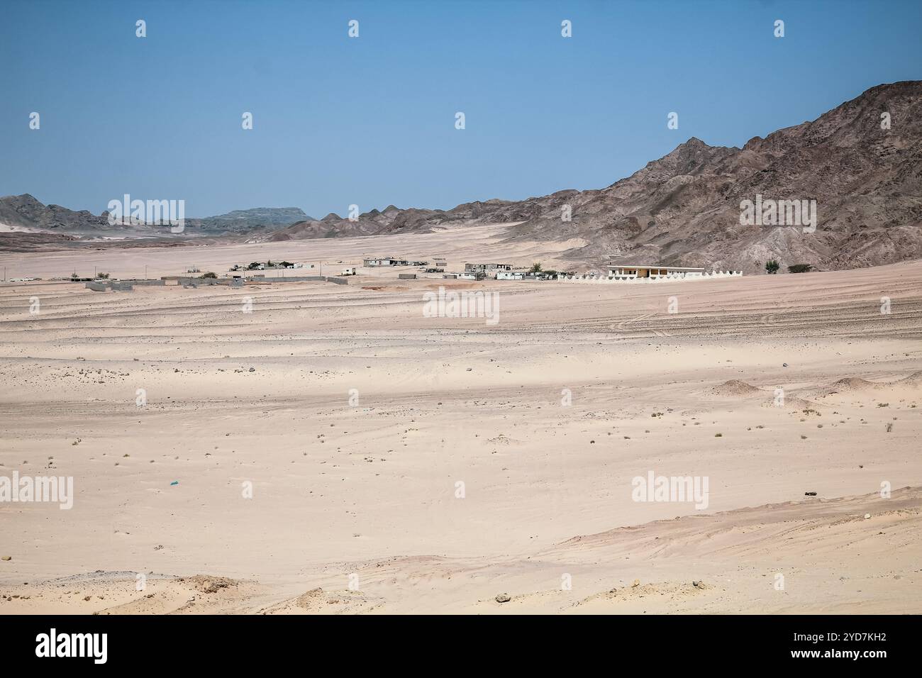 Passeggiate in un canyon colorato in Egitto Dahab. Immagine del deserto e delle montagne sulla penisola del Sinai al tramonto. Il deserto del Sinai è un'attrazione turistica Foto Stock