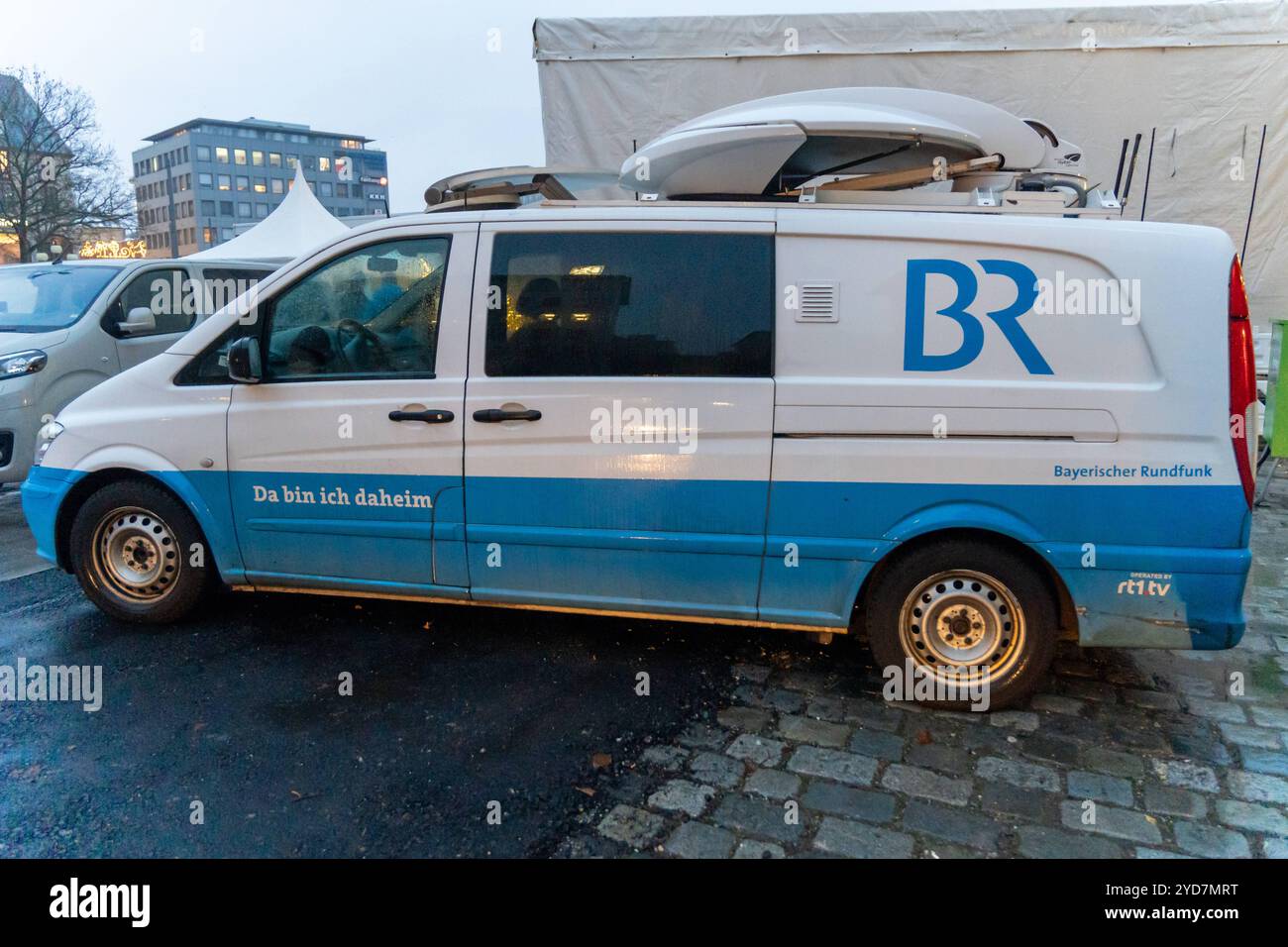 Augusta, Baviera, Germania - 8 dicembre 2023: Furgone radiotelevisivo Bayerischer Rundfunk, attrezzato per il servizio di reportistica in diretta, parcheggiato durante un'operazione all'aperto in città *** Übertragungswagen des Bayerischen Rundfunks, ausgestattet für Live-Berichterstattungen, geparkt bei einem Außeneinsatz in der Stadt Foto Stock