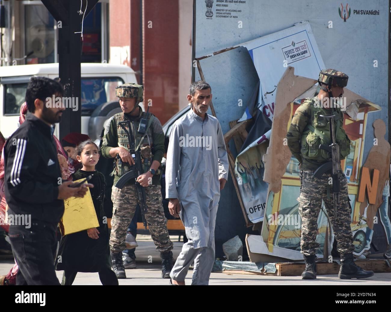 Srinagar, India. 24 ottobre 2024. Un personale addetto alla sicurezza è di guardia, in particolare nelle aree in cui vi sono elevate concentrazioni di lavoratori migranti, al fine di garantire la sicurezza. (Foto di Mubashir Hassan/Pacific Press) credito: Pacific Press Media Production Corp./Alamy Live News Foto Stock