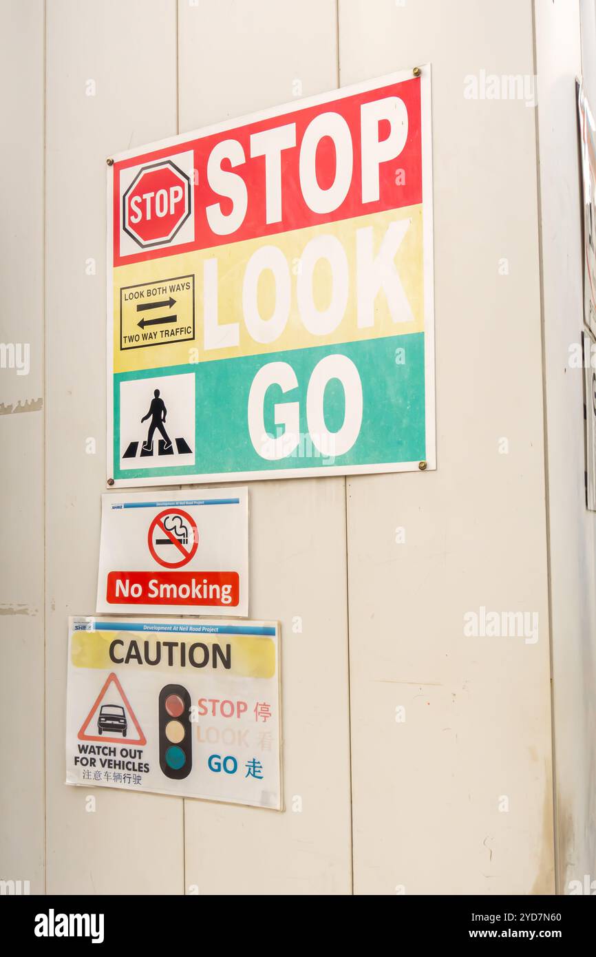 Cartello "Stop Look" sul muro dell'edificio, entrambi i lati, cartello per non fumatori, Singapore Foto Stock