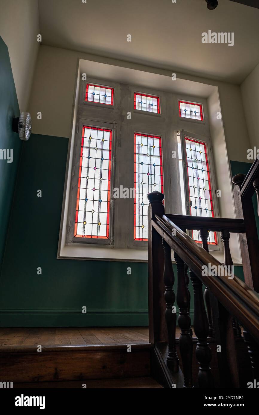 Vetrate colorate in una scala di ottanio di villa di lusso nel sud della Francia. Foto Stock