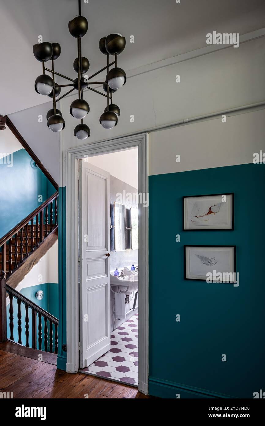 Plafoniera vintage su scala di atterraggio di una villa di lusso nel sud della Francia. Foto Stock