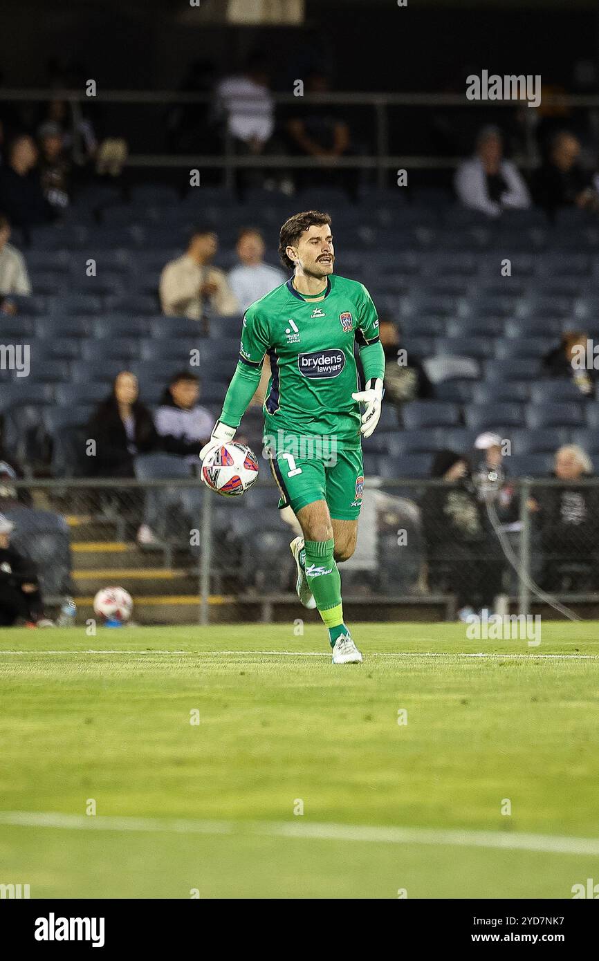 25 ottobre 2024; Campbelltown Stadium, Sydney, NSW, Australia: A-League Football, MacArthur FC contro Newcastle Jets; Ryan Scott dei Newcastle Jets lancia la palla a un compagno di squadra Foto Stock