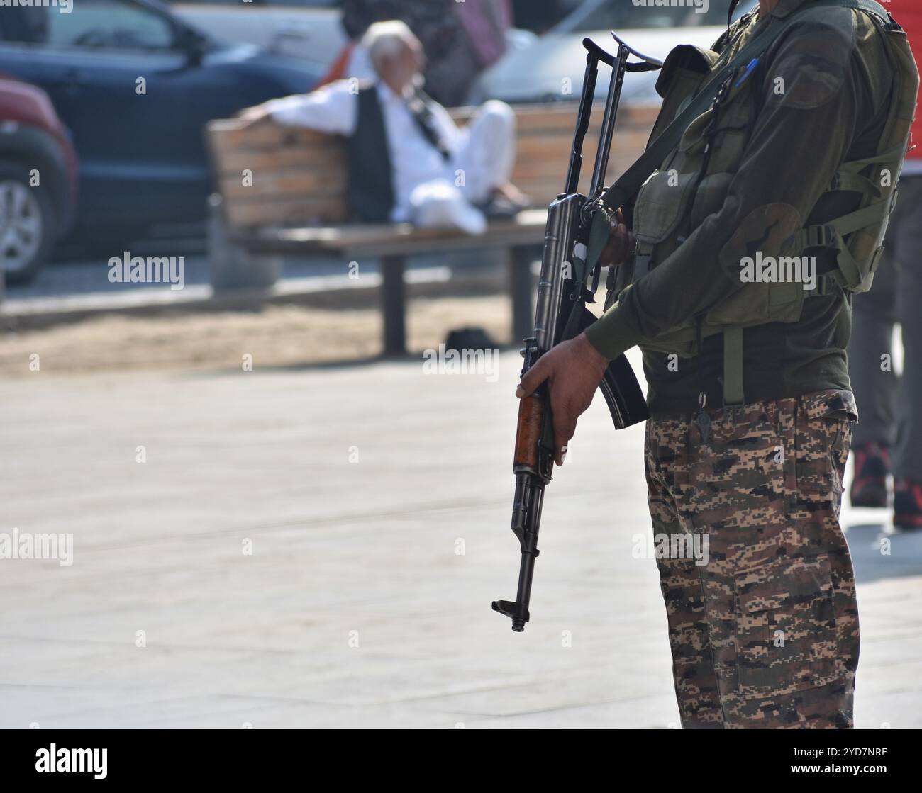 Srinagar, Jammu e Kashmir, India. 24 ottobre 2024. Un personale addetto alla sicurezza è di guardia, in particolare nelle aree in cui vi sono elevate concentrazioni di lavoratori migranti, al fine di garantire la sicurezza. (Credit Image: © Mubashir Hassan/Pacific Press via ZUMA Press Wire) SOLO PER USO EDITORIALE! Non per USO commerciale! Foto Stock