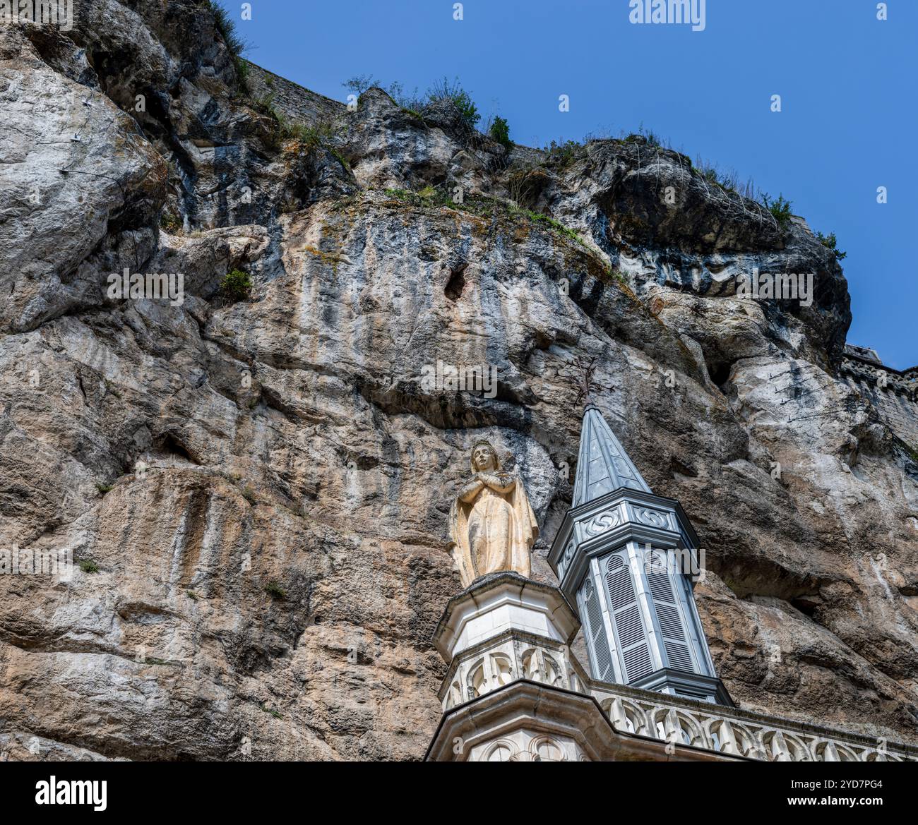 Statua della Madonna Nera in cima alla Chapelle Notre-Dame, Rocamadour, Occitania, Francia. Foto Stock