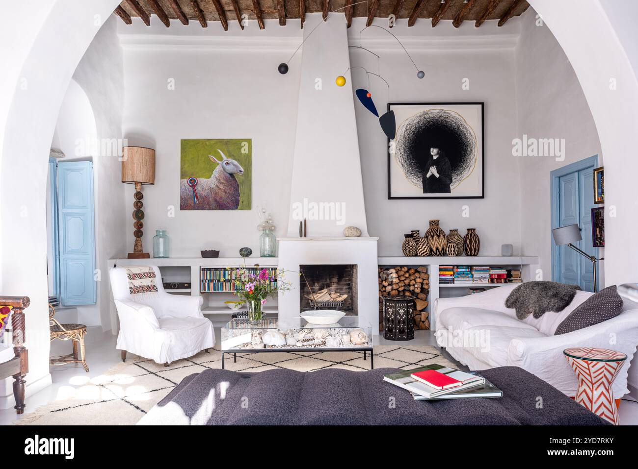 Moderno soggiorno con travi in una casa storica ristrutturata sull'isola di Tinos in Grecia Foto Stock