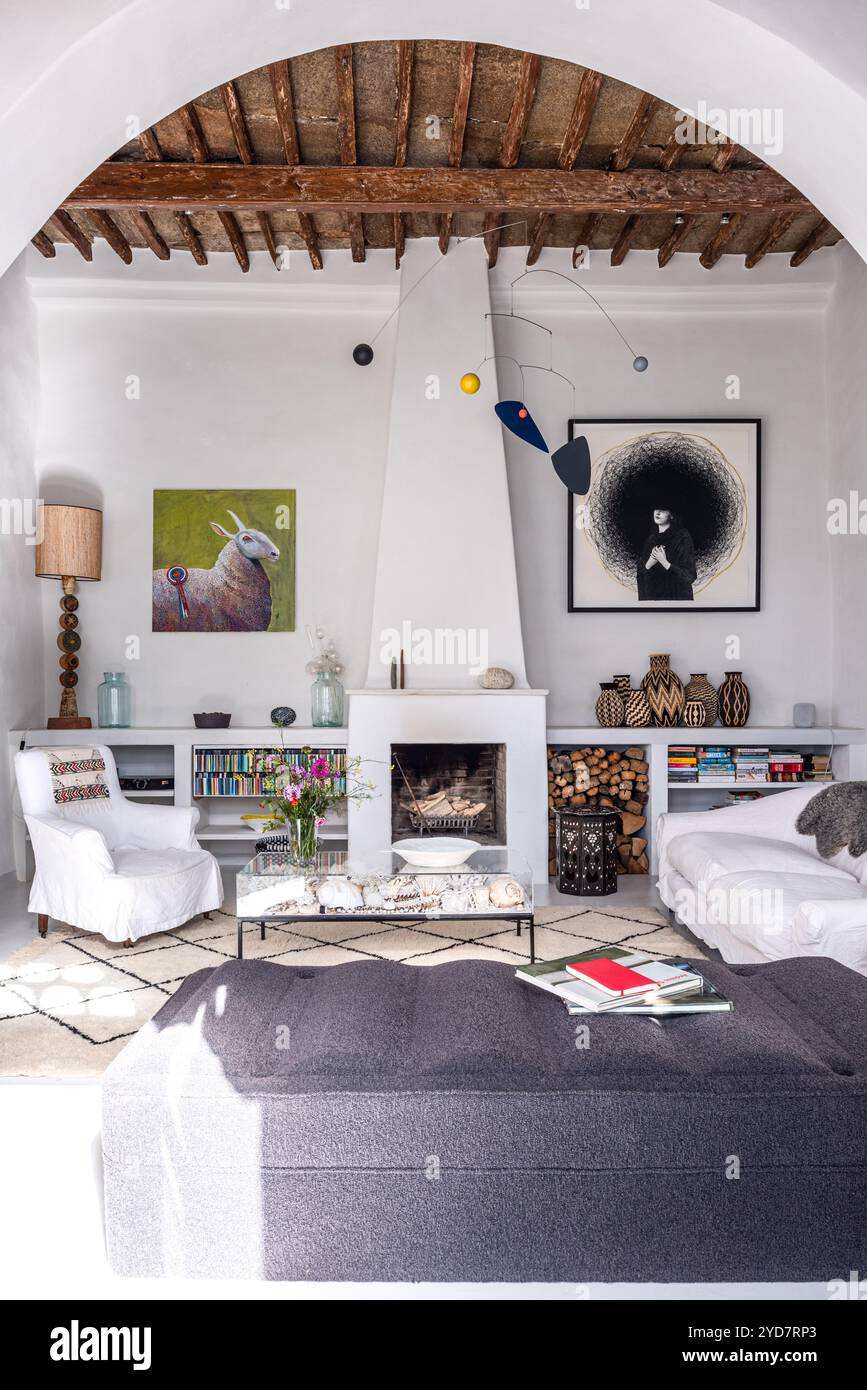 Moderno soggiorno con travi in una casa storica ristrutturata sull'isola di Tinos in Grecia Foto Stock