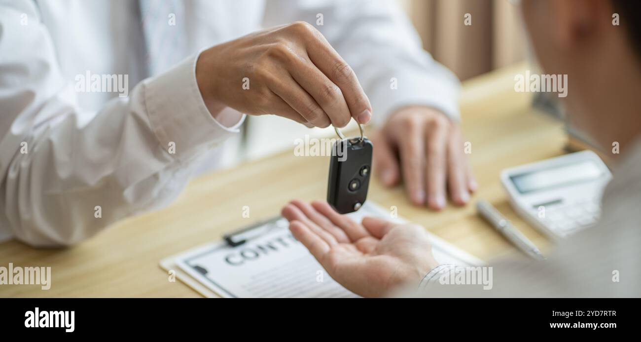 Agente assicurativo del registro delle perdite che ispeziona la vettura danneggiata. Il responsabile delle vendite fornisce un documento del modulo di richiesta di consulenza che prende in considerazione il morgag Foto Stock