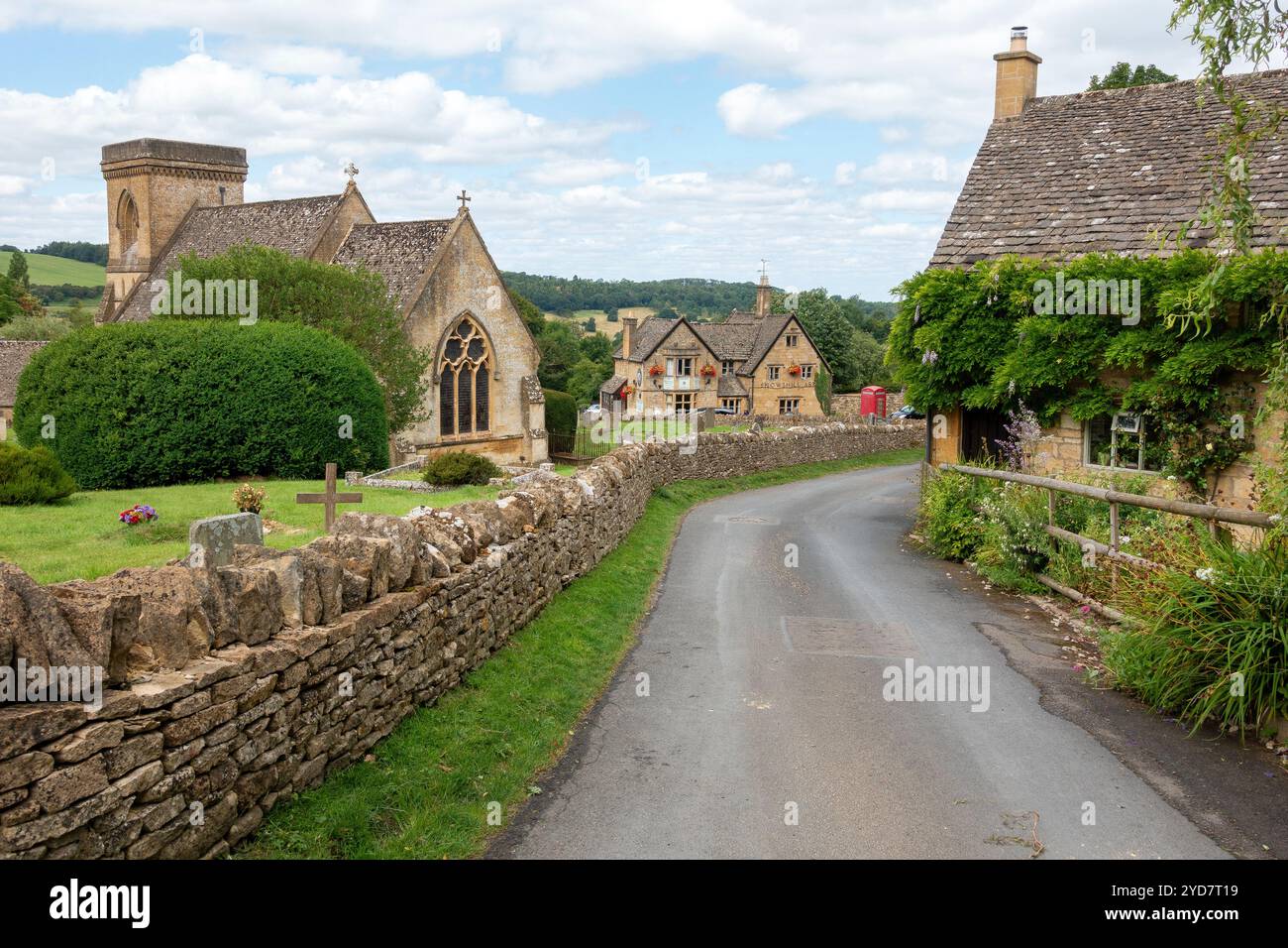 Scopri il fascino di Snowshill, un idilliaco villaggio del Cotswold con la sua pittoresca chiesa, il pub storico e il paesaggio mozzafiato in Inghilterra, Regno Unito Foto Stock
