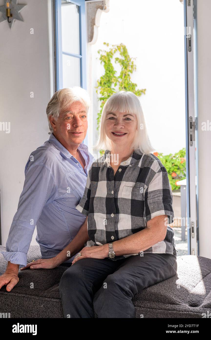 Ritratto di coppia in pensione sull'isola di Tinos in Grecia. Foto Stock