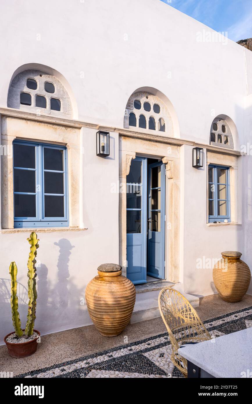 Dettagli architettonici della tradizionale porta d'ingresso. Casa storica sull'isola di Tinos in Grecia Foto Stock