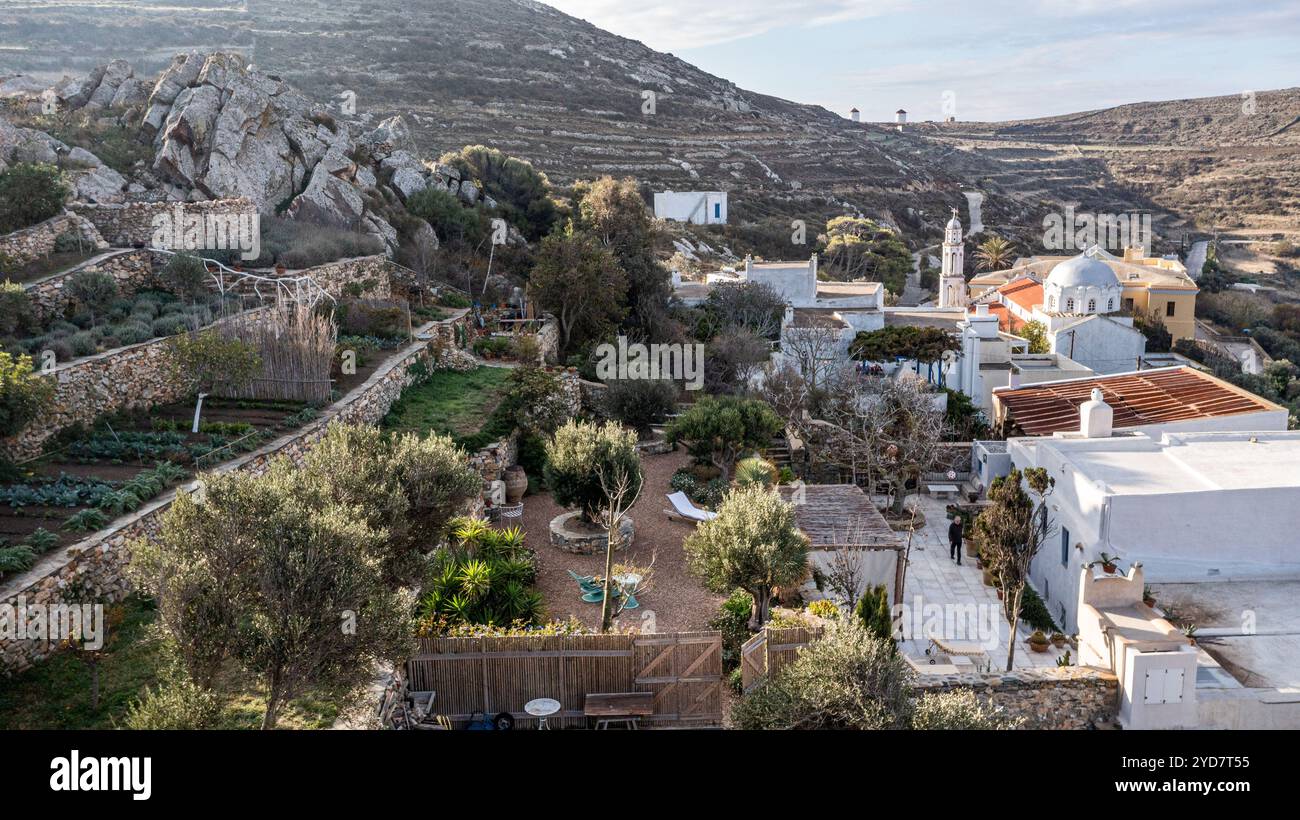 Vista rialzata del giardino e del tetto della casa storica sull'isola di Tinos in Grecia Foto Stock