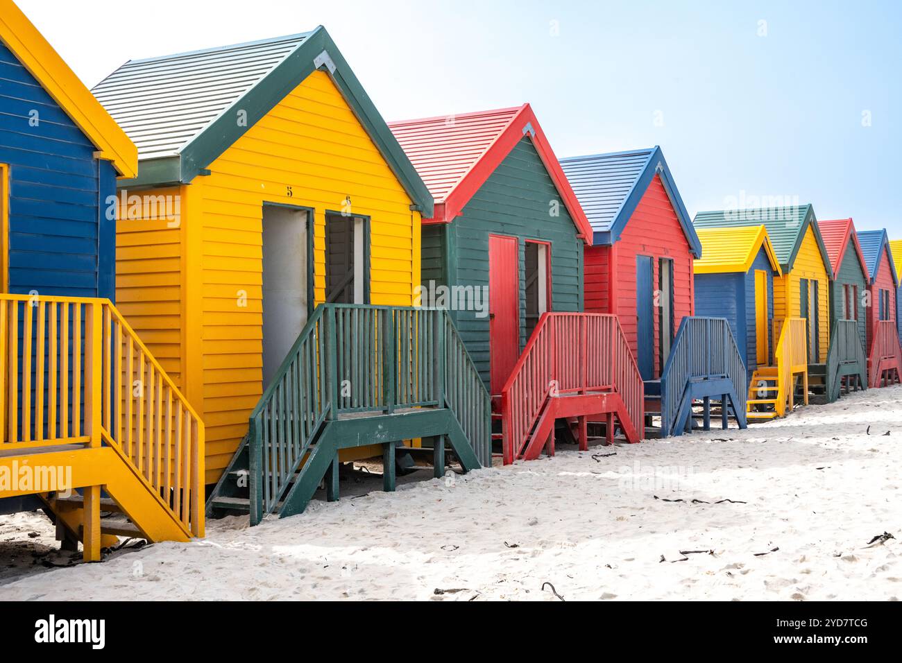 Colorate capanne sulla spiaggia di Muizenberg in Sud Africa Foto Stock