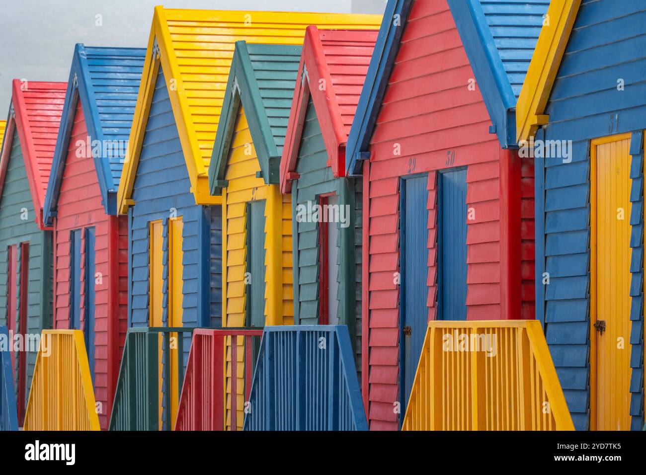 Colorate capanne sulla spiaggia di Muizenberg in Sud Africa Foto Stock