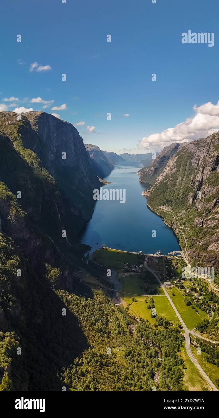 Lysebotn, Lysefjorden, Norvegia una vista aerea di un tranquillo fiordo norvegese circondato da lussureggianti montagne verdi su un luminoso soleggiato da Foto Stock