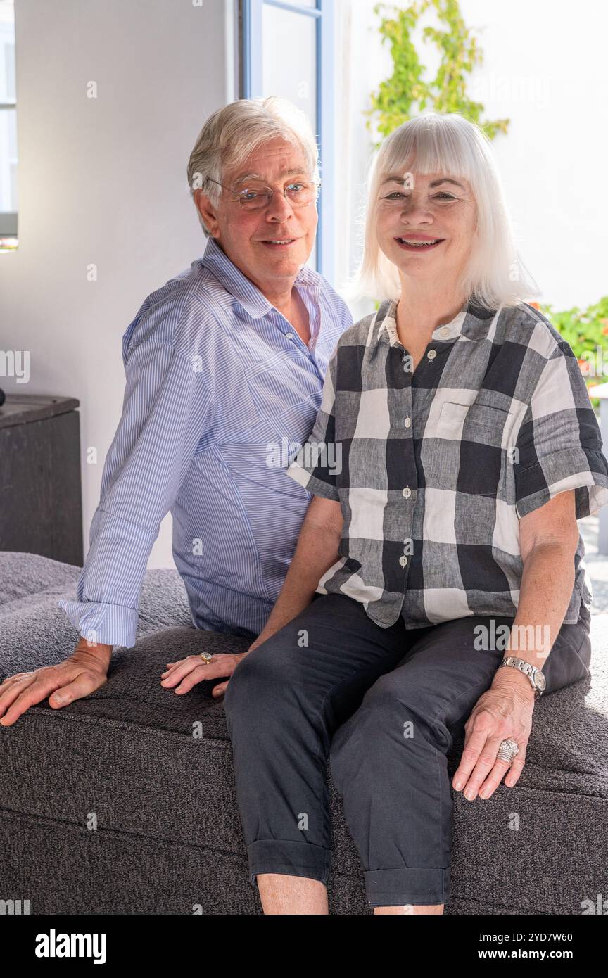 Ritratto di coppia in pensione sull'isola di Tinos in Grecia. Foto Stock