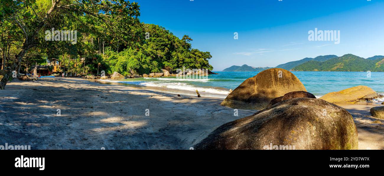 La spiaggia di Castelhanos è circondata da boschi e montagne Foto Stock