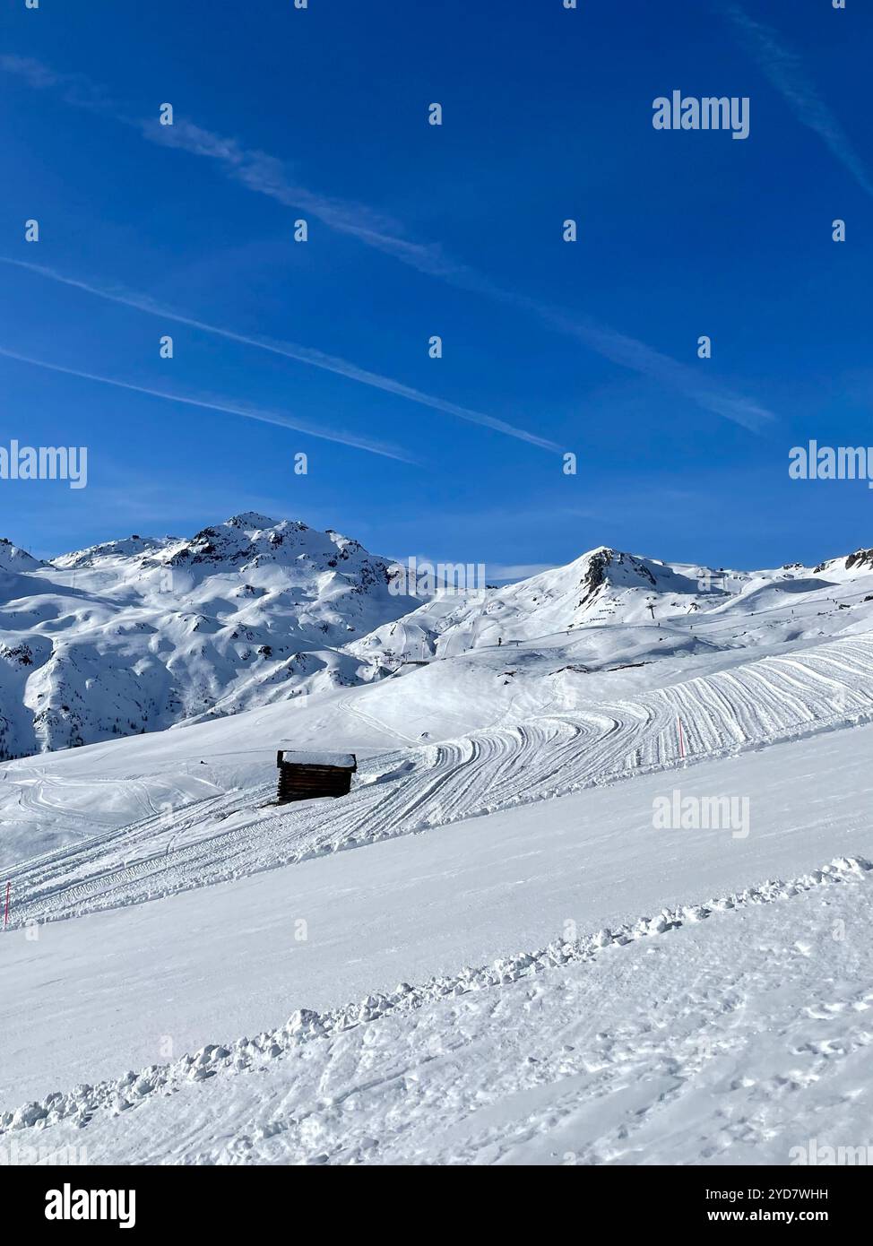 Grazioso cottage su una montagna innevata Foto Stock
