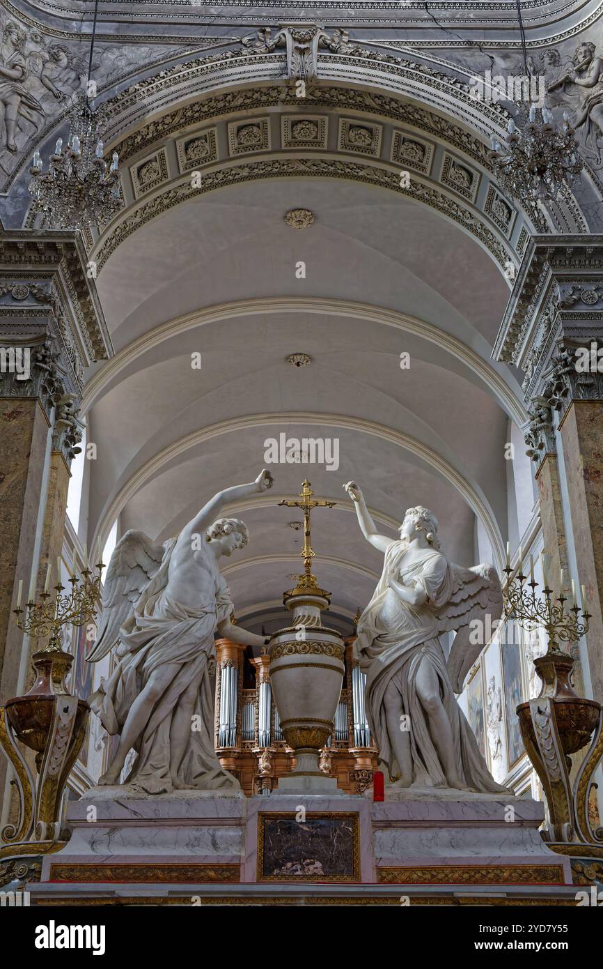 TOLOSA, FRANCIA, 10 ottobre 2024: Gli angeli che coronano il Santissimo Sacramento, scultura di Francesco Lucas, nella chiesa di Saint-Pierre des Chartre Foto Stock