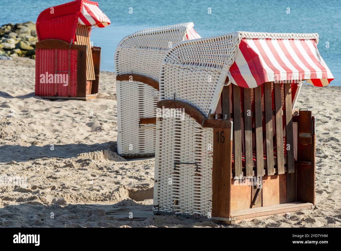 Sedie a sdraio sulla costa del Mar Baltico Foto Stock