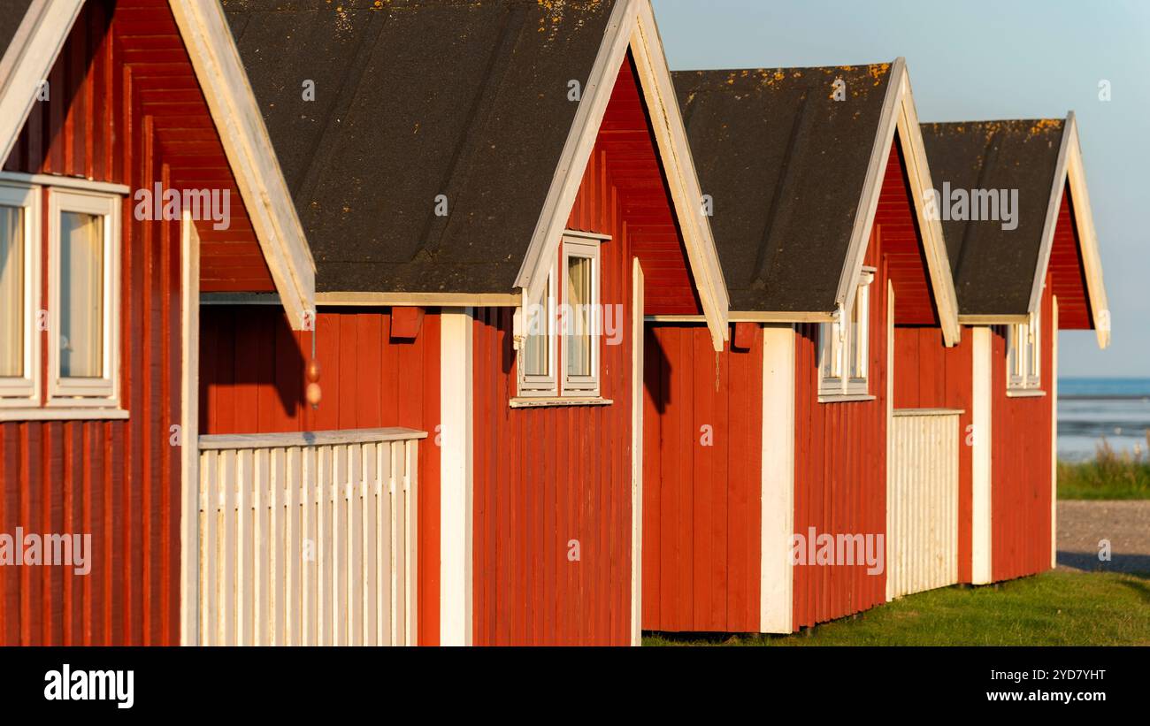 Capanne rosse sulla costa del mar baltico in Danimarca Foto Stock