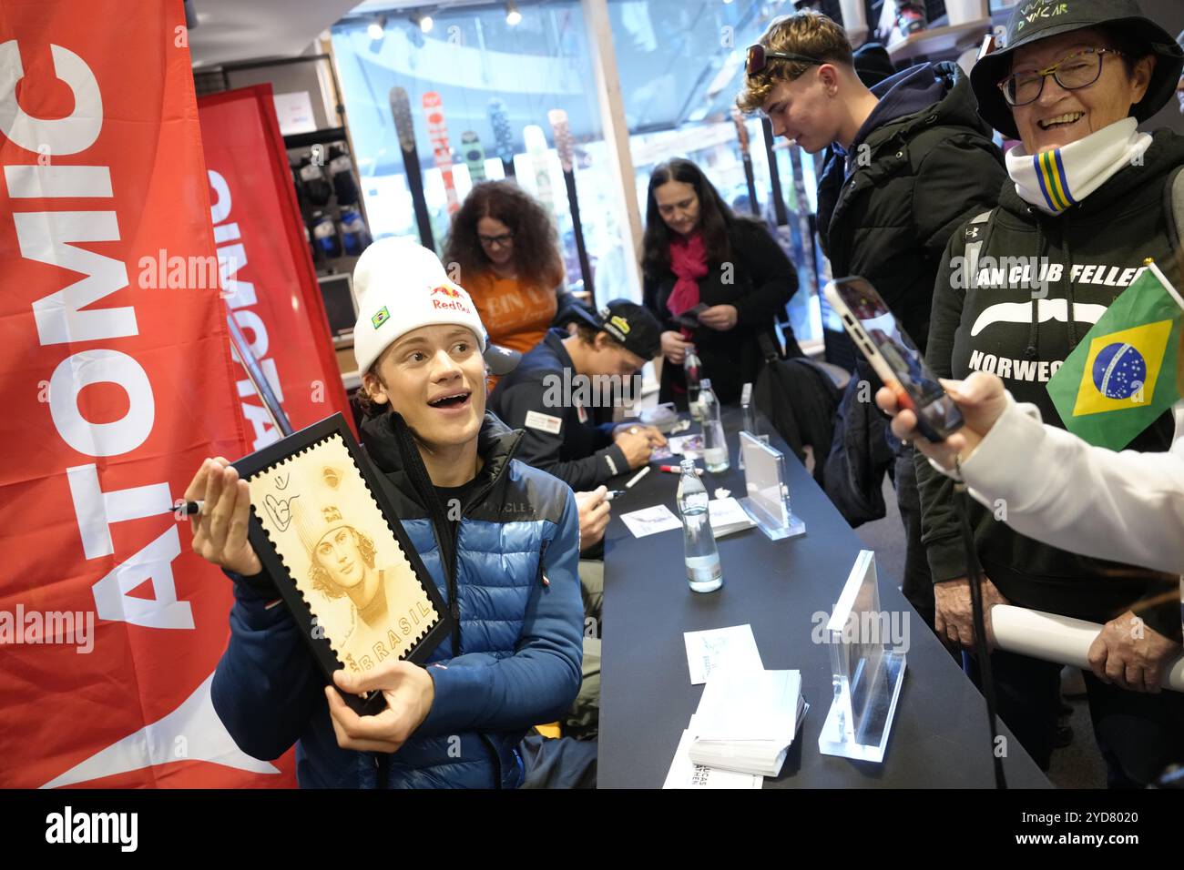 Sölden, Austria 20241025. Lucas Pinheiro Braathen è popolare a Soölden. Qui firma autografi su un incarico commerciale prima dell'apertura della stagione sciistica a Sölden. Foto: Cornelius Poppe / NTB Foto Stock