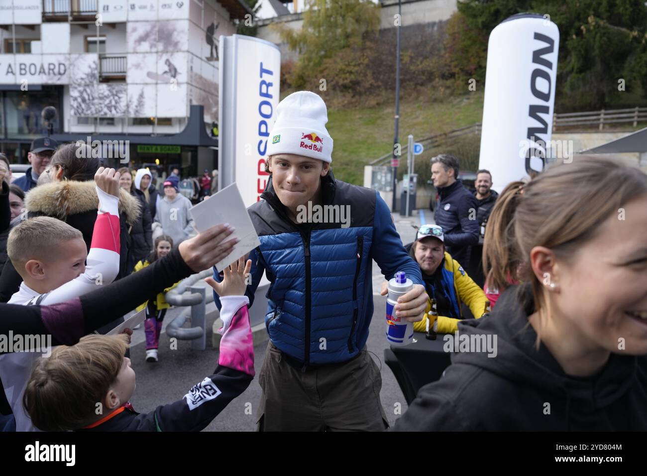 Sölden, Austria 20241025. Lucas Pinheiro Braathen è popolare a Soölden. Qui firma autografi per un incarico commerciale prima dell'apertura della stagione sciistica a Sölden. Foto: Cornelius Poppe / NTB Foto Stock