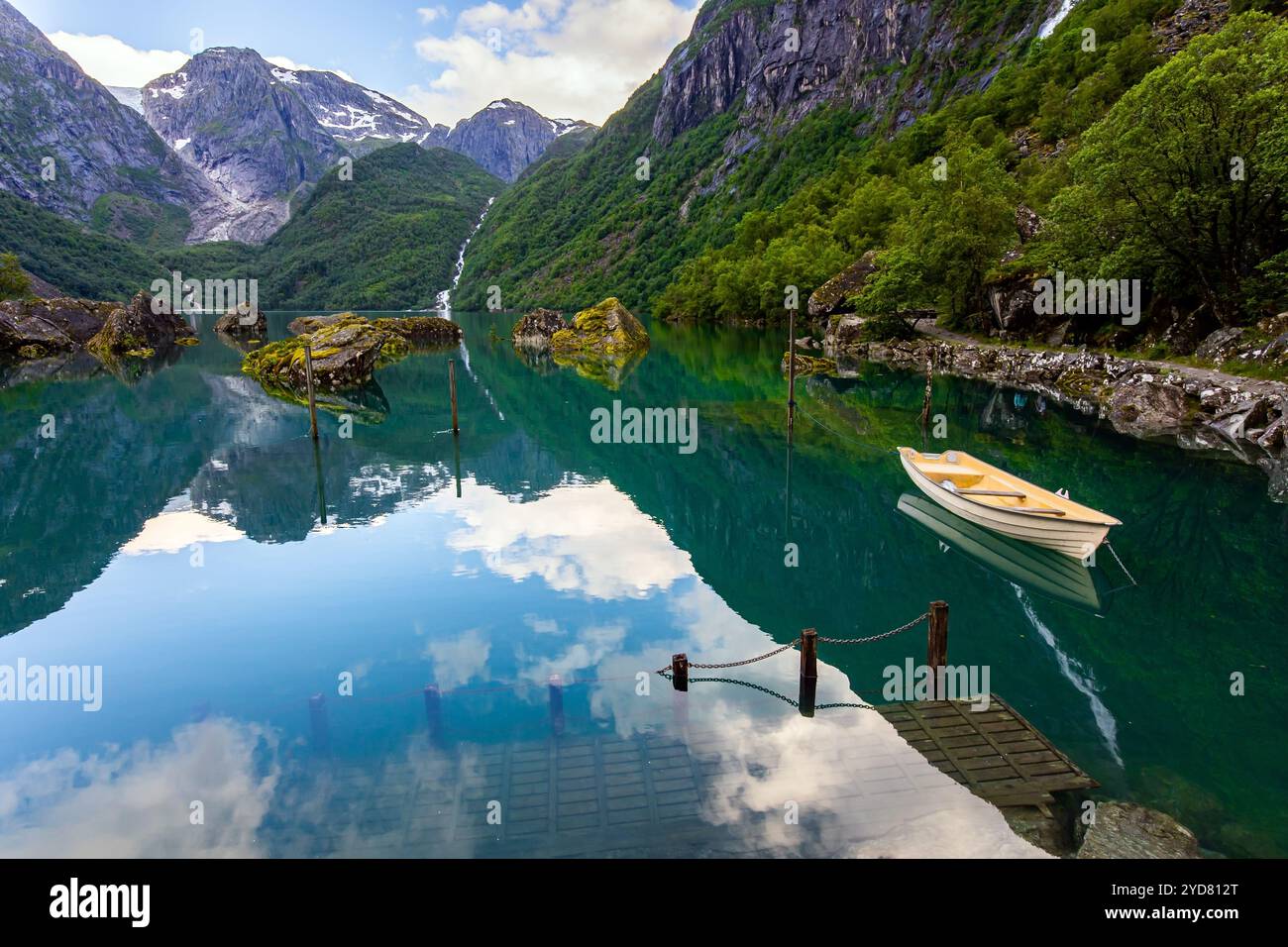 La barca si riflette nel lago. Foto Stock