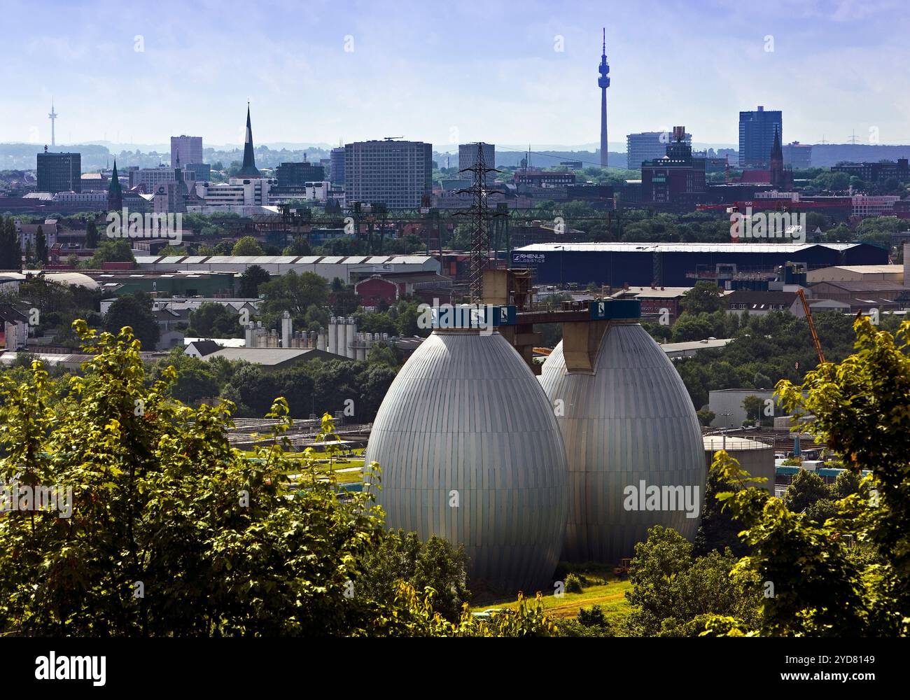 Panorama della città, Deusenberg con faulttuermen e torre Florian, Dortmund, zona della Ruhr, Germania, Europa Foto Stock