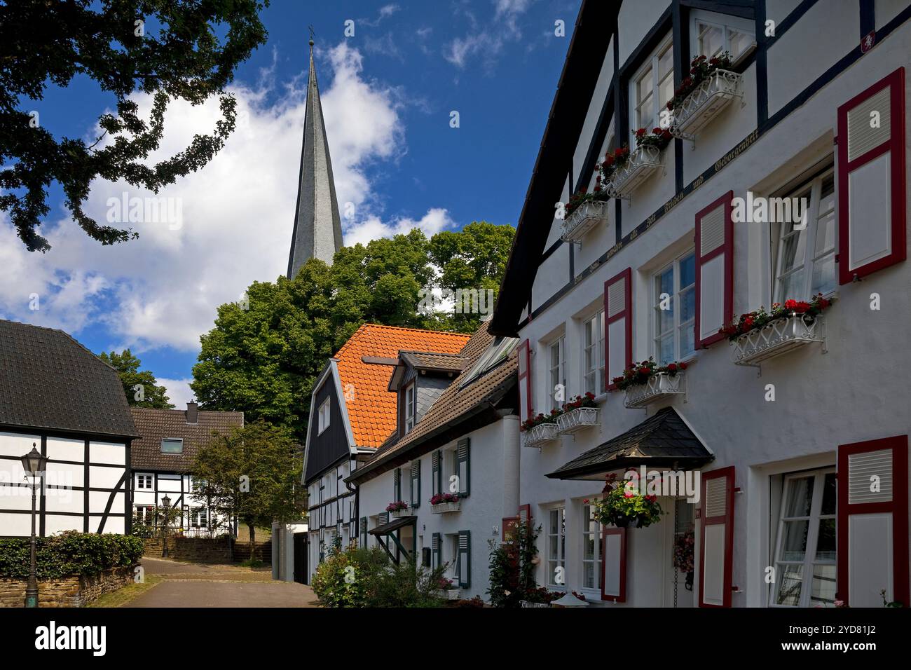 Città vecchia con la torre della chiesa di San Viktor, Schwerte, distretto di Unna, zona della Ruhr, Germania, Europa Foto Stock