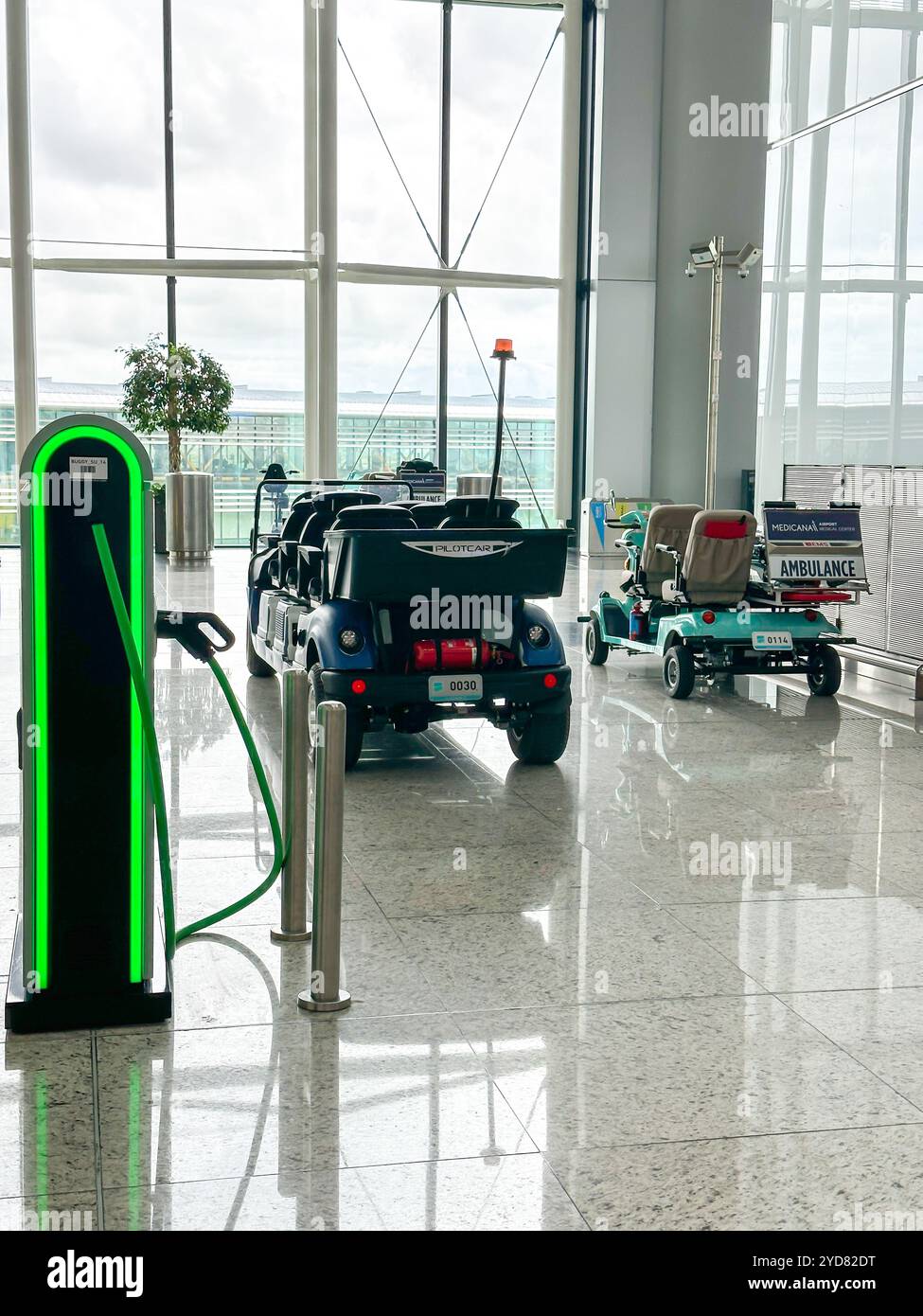 Istanbul, Turchia - 19 aprile 2024: Stazione di ricarica per carrelli elettrici o buggy nell'aeroporto di Istanbul Foto Stock