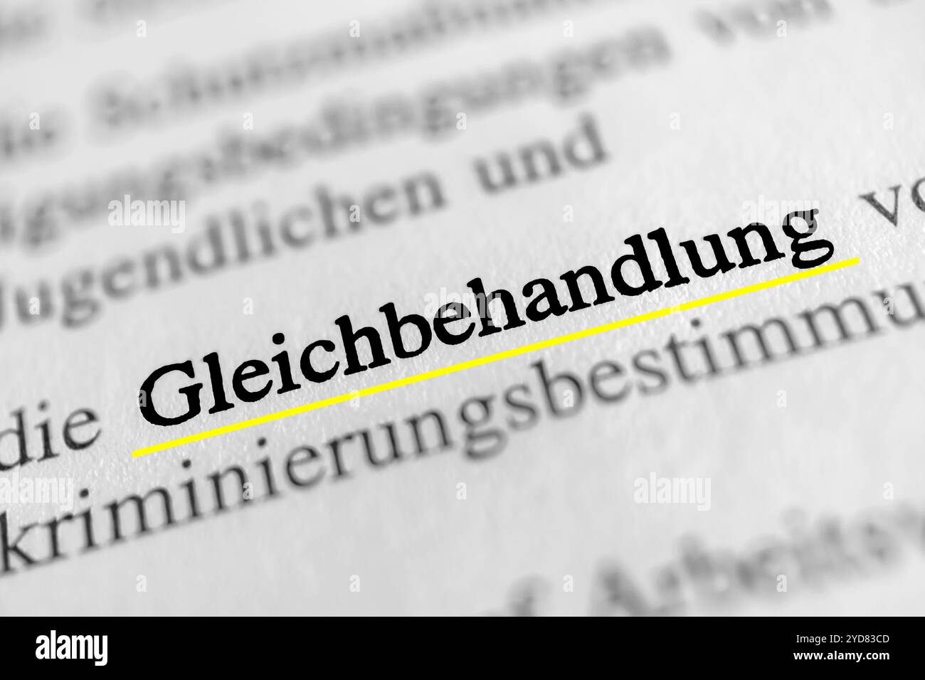 Parità di trattamento - testo in bianco e nero sottolineato in giallo - testo tedesco Foto Stock
