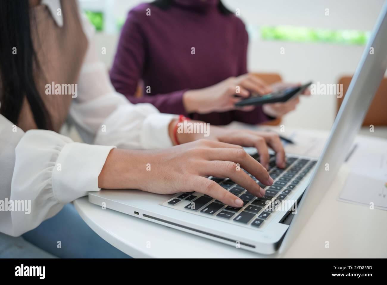 Business people brainstorming Meeting Design Ideas per condividere idee investitori professionisti Start up project business brainstorming p Foto Stock