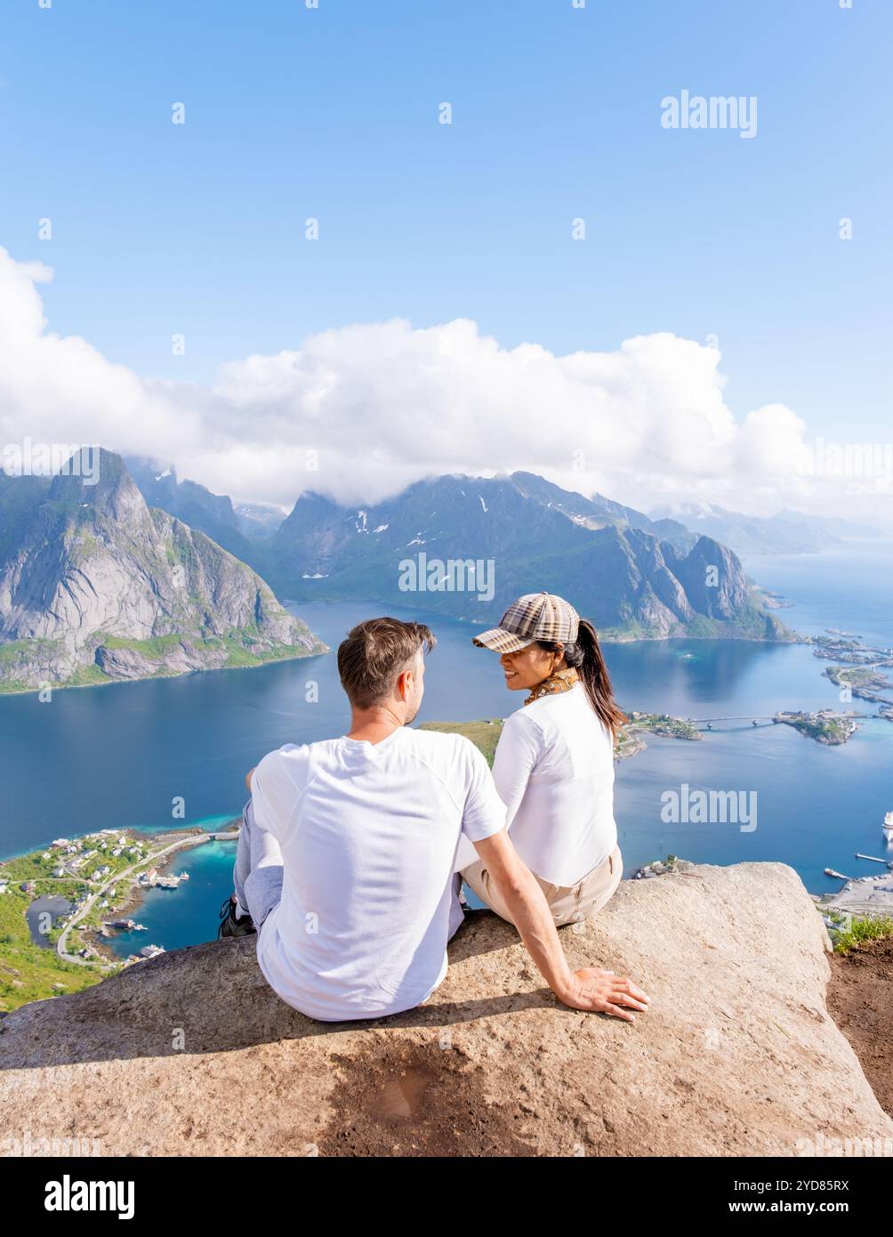 Coppia che ammira Lofotens Scenic Beauty, Reinebringen, Lofoten, Norvegia Foto Stock