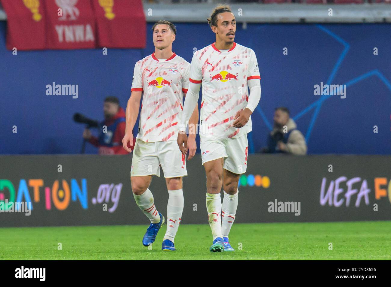 Lipsia, Germania. 23 ottobre 2024. GER, Saxony, Lipsia, Champions League RB Leipzig contro FC Liverpool, CHL, UCL, giorno della partita, stagione 2024/2025, RB Arena, f.l. nella foto: Willi Orban (RB Leipzig #04), Yussuf Poulsen (RB Leipzig #09), triste, depresso, arrabbiato, emotivo, After the Game, 23.10.2024, credito: HMB Media/Alamy Live News Foto Stock