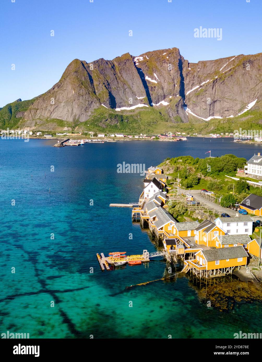 Villaggio costiero norvegese con acque turchesi, Sakrisoy, Lofoten, Norvegia Foto Stock