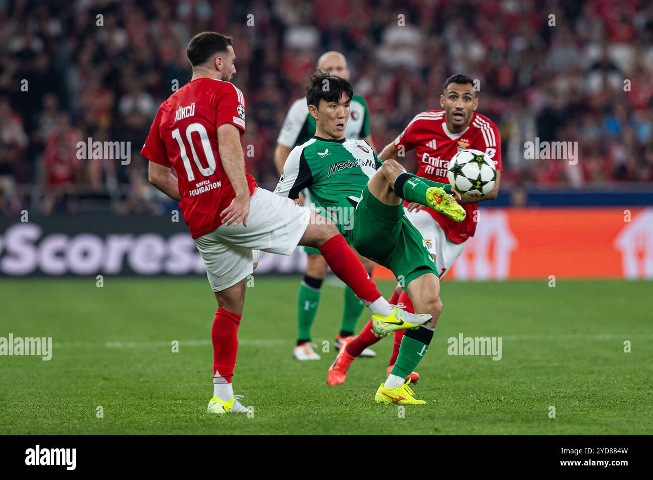 Lisboa, Portogallo. 23 ottobre 2024. Hwang in-Beom of Feyenoord con Orkun Kokcu della SL Benfica durante la fase MD3 della UEFA Champions League 2024/25 tra SL Benfica e Feyenoord all'Estadio da Luz. Punteggio finale; SL Benfica 1 : 3 Feyenoord. (Foto di David Martins/SOPA Images/Sipa USA) credito: SIPA USA/Alamy Live News Foto Stock