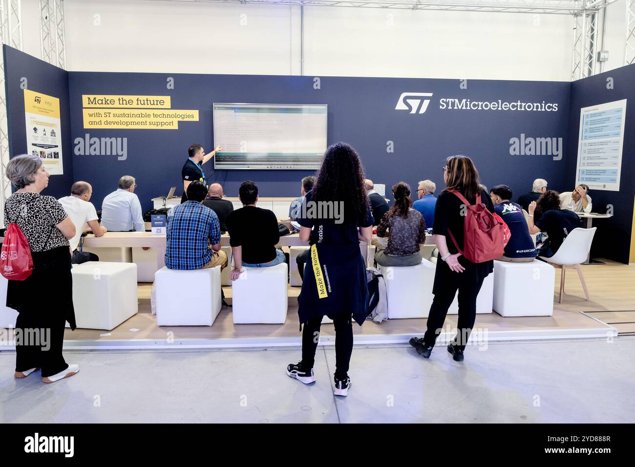 XII edizione Maker Faire Rome manifestazione degli innovatori e creativi di tutto il mondo con progetti di elettronica, intelligenza artificiale, robotica, realt&#xe0; virtuale e aumentata. Area Gazometro Ostiense a Roma Venerd&#xec; 25 ottobre 2024 (foto Mauro Scrobogna/LaPresse) XII edizione Maker Faire Roma evento di innovatori e creativi da tutto il mondo con progetti in elettronica, intelligenza artificiale, robotica, realtà virtuale e aumentata. Area Gazometro Ostiense a Roma venerdì 25 ottobre 2024. (Foto di Mauro Scrobogna/LaPresse) Foto Stock