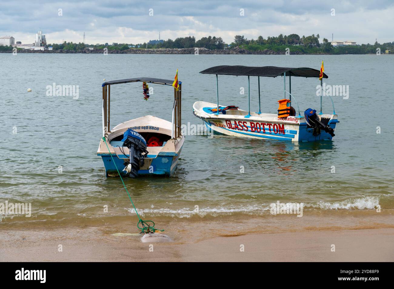 Sri Lanka, Asia - 12 dicembre 2023: Due barche per tour con fondo in vetro e snorkeling sulla riva di una costa tropicale in Sri Lanka *** Zwei Boote für Glass-Bottom-Touren und Schnorcheln am Ufer einer tropischen Küste in Sri Lanka Foto Stock