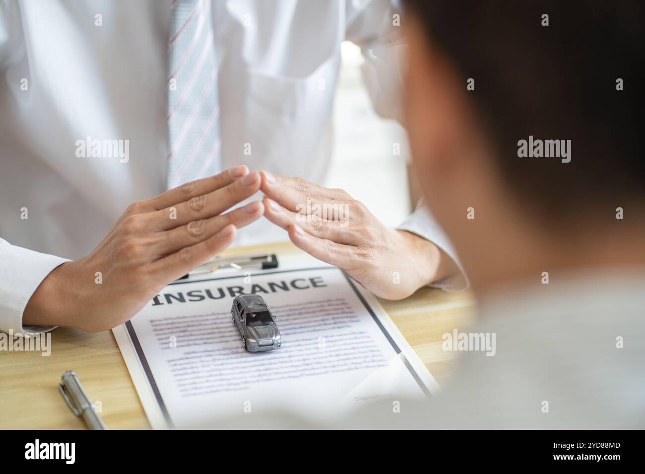 Agente assicurativo del registro delle perdite che ispeziona la vettura danneggiata. Il responsabile delle vendite fornisce un documento del modulo di richiesta di consulenza che prende in considerazione il morgag Foto Stock