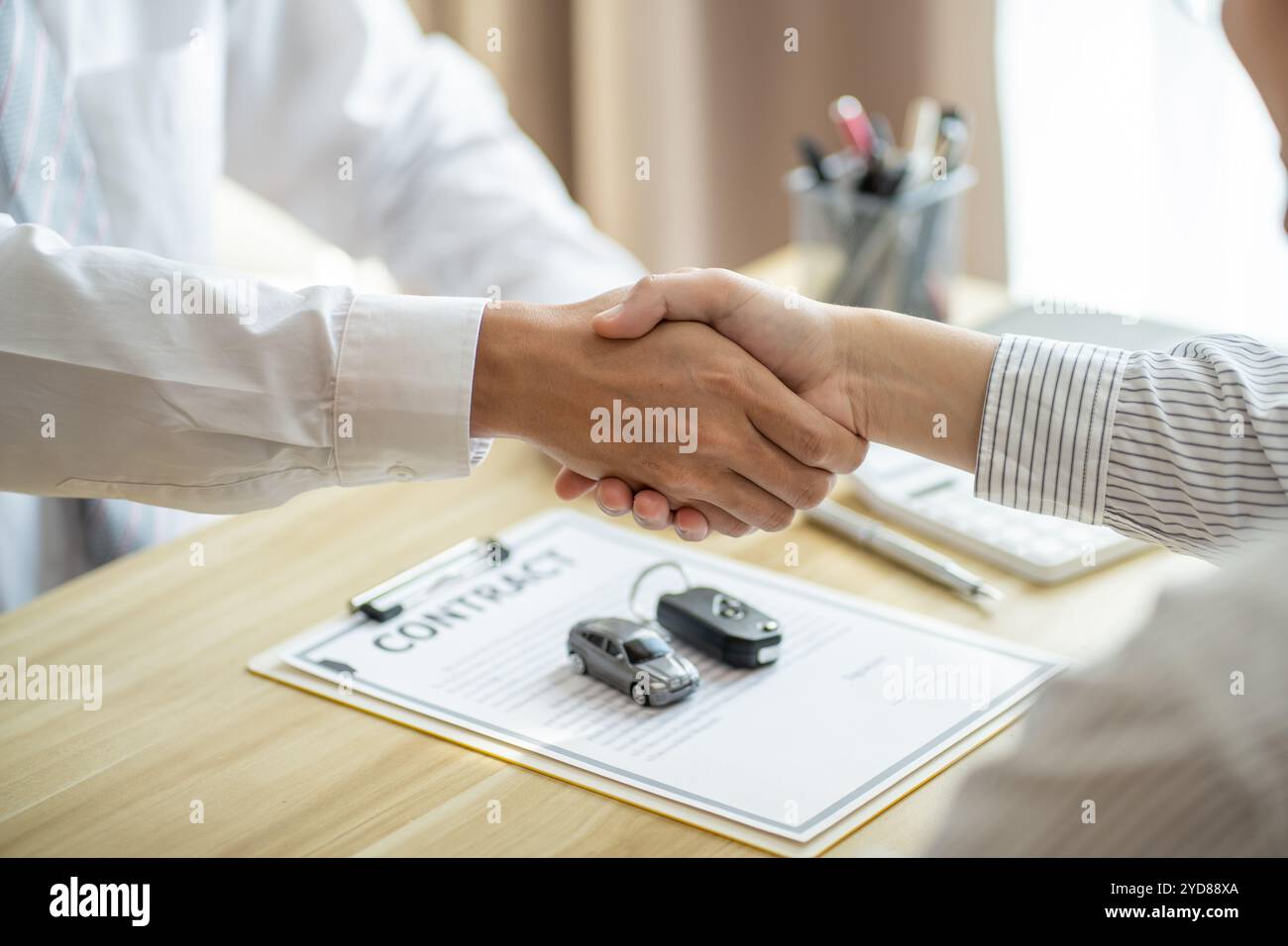 Agente assicurativo del registro delle perdite che ispeziona la vettura danneggiata. Il responsabile delle vendite fornisce un documento del modulo di richiesta di consulenza che prende in considerazione il morgag Foto Stock