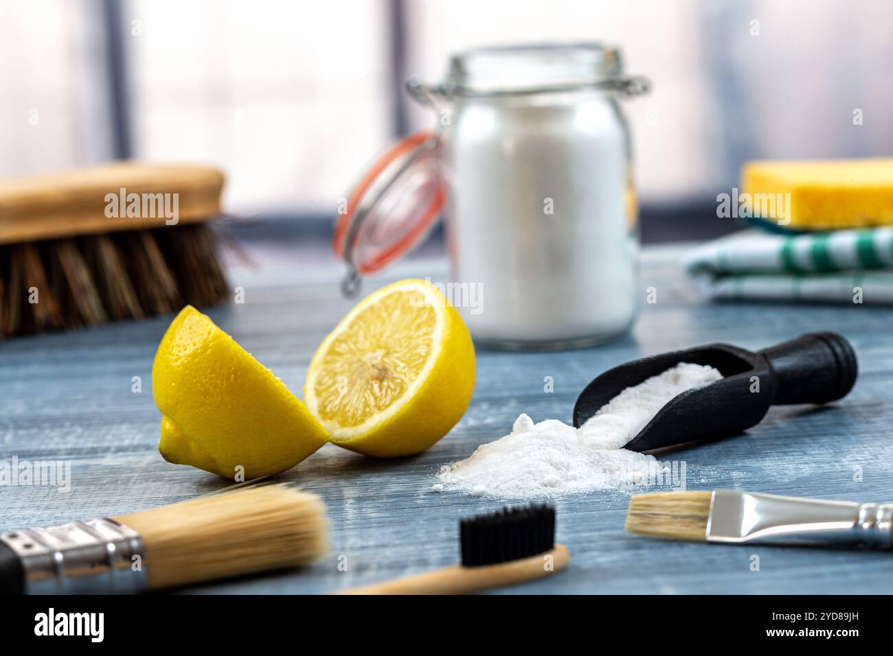 Mucchio di bicarbonato al centro con limone e alcuni utensili. Foto Stock